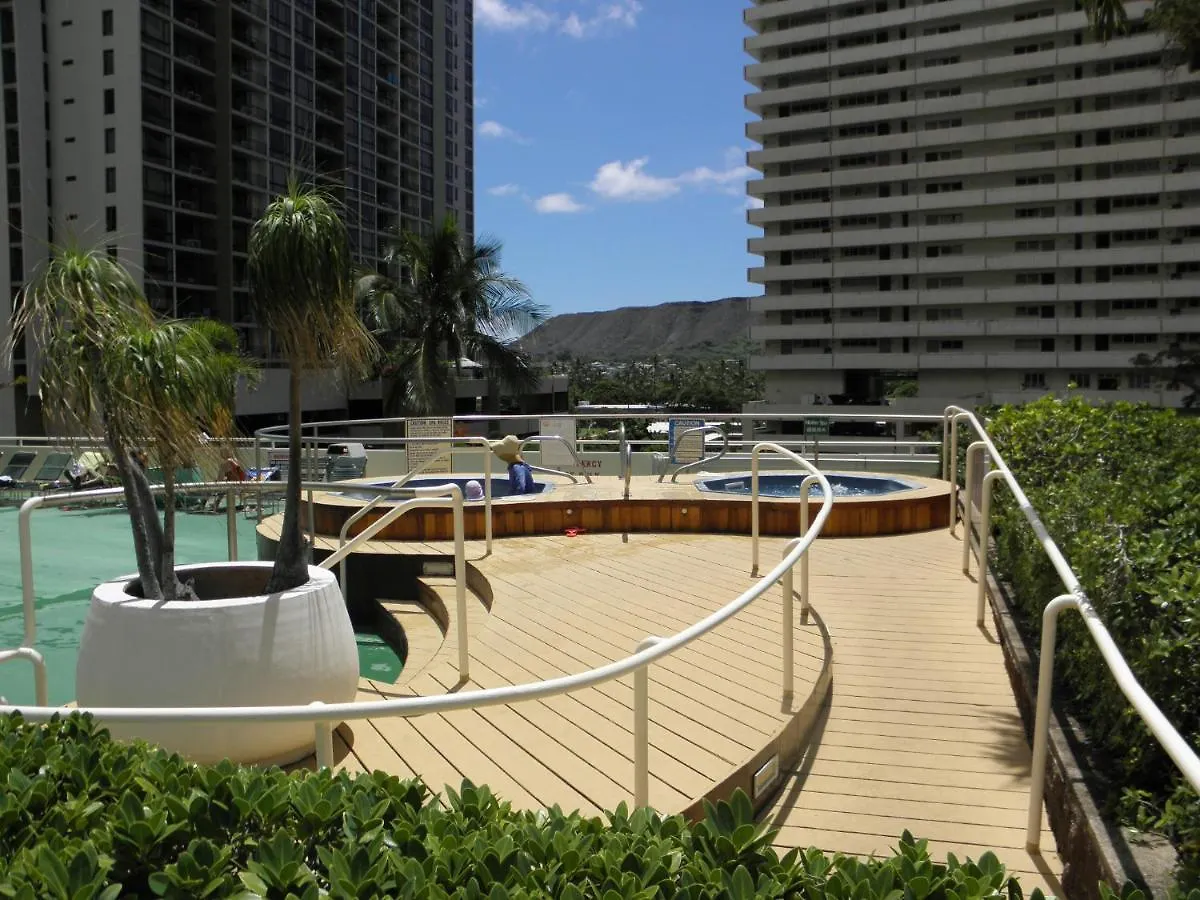 Warm Aloha Vibes, Mountain Views, Short Walk To Beach, And Free Parking Honolulu