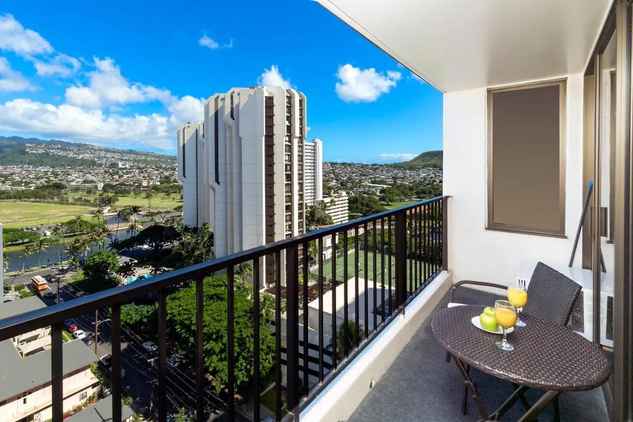 Warm Aloha Vibes, Mountain Views, Short Walk To Beach, And Free Parking Honolulu Apartment