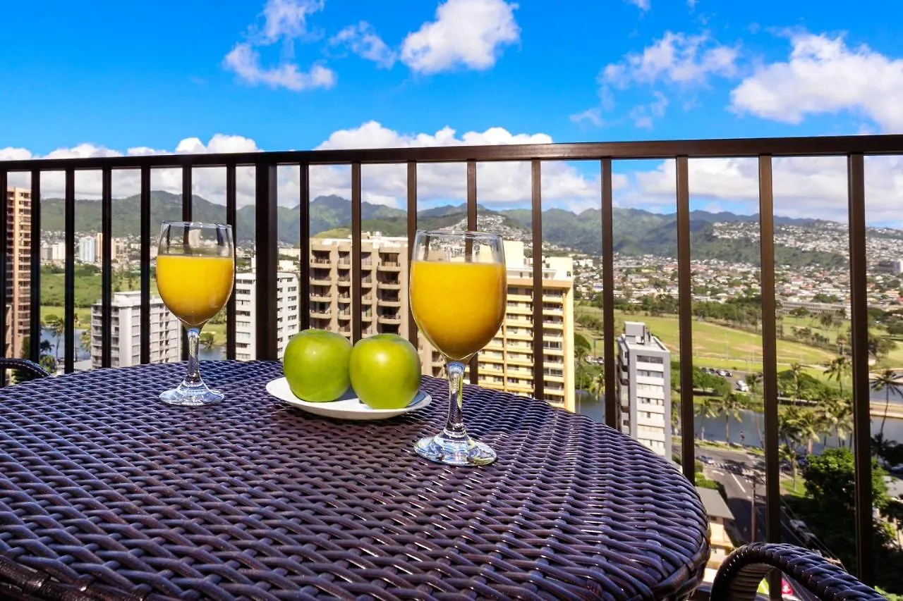 Warm Aloha Vibes, Mountain Views, Short Walk To Beach, And Free Parking Honolulu Apartment