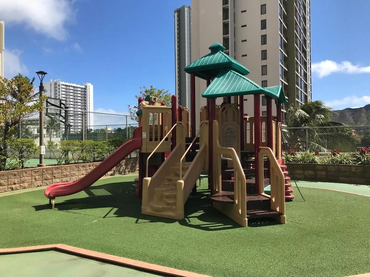 Warm Aloha Vibes, Mountain Views, Short Walk To Beach, And Free Parking Honolulu Apartment