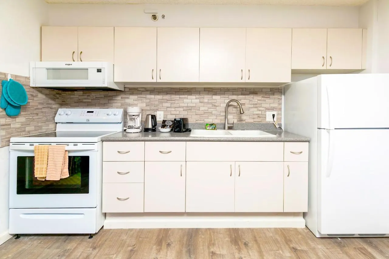 Warm Aloha Vibes, Mountain Views, Short Walk To Beach, And Free Parking Honolulu Apartment