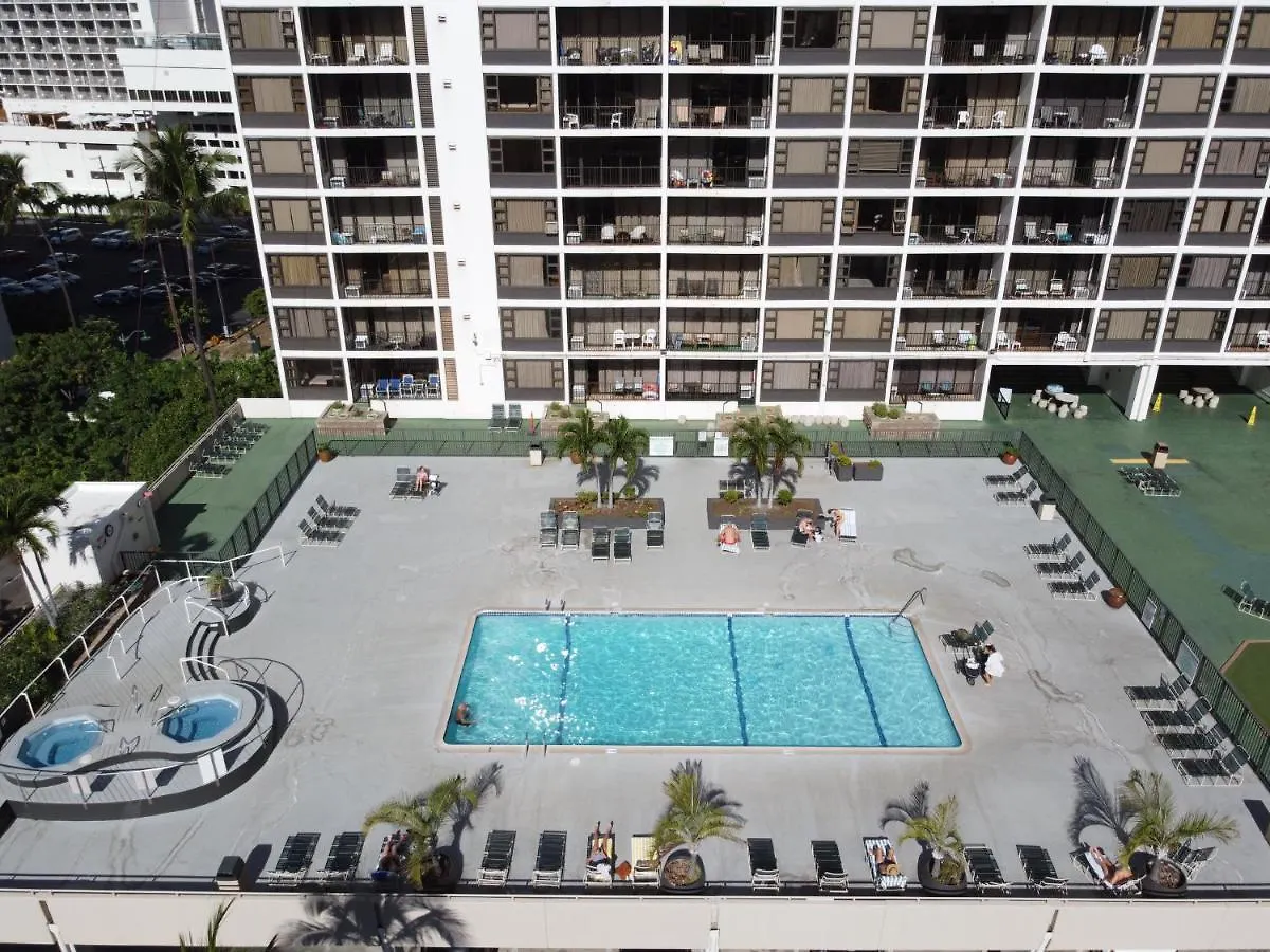 Warm Aloha Vibes, Mountain Views, Short Walk To Beach, And Free Parking Honolulu Apartment