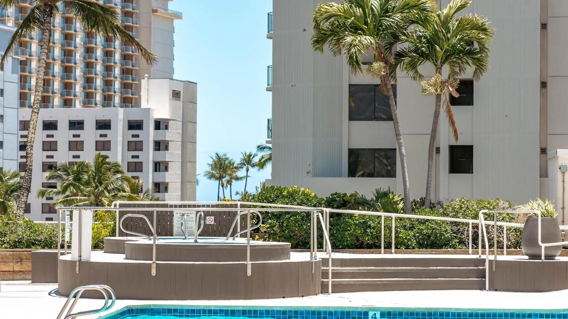 Warm Aloha Vibes, Mountain Views, Short Walk To Beach, And Free Parking Honolulu